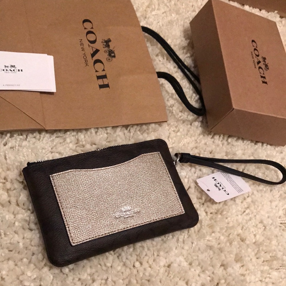 coach wristlet brand new with tag